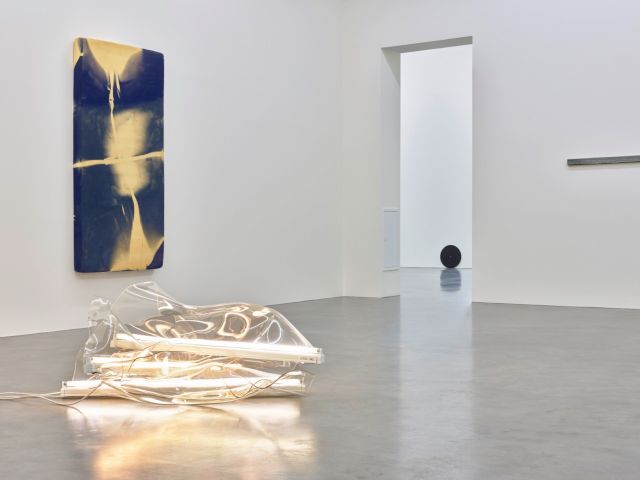 Installation view: Zwischen weißen Wänden …, PEAC Museum, 2024. Photo: Bernhard Strauss