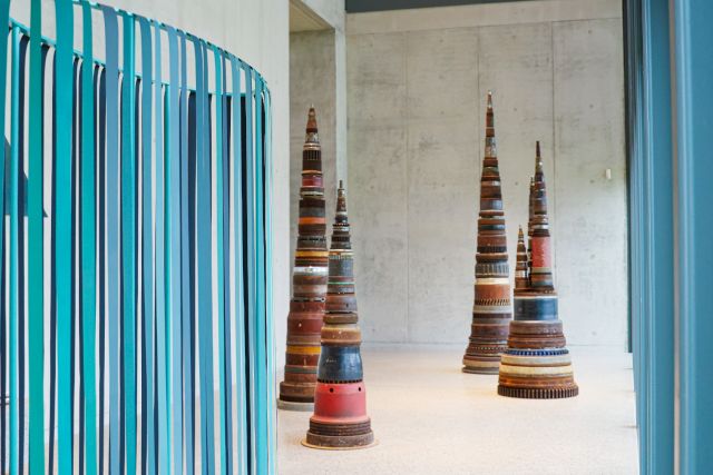 Exhibition view “Focus. Seeing the Würth Collection Anew” with Klaus-Martin Treder, Object 05, Scene at Night, dayside, 2011, Würth Collection, Inv. 18794 © Klaus-Martin Treder. Tony Cragg, Minster, 1989/90, Würth Collection, Inv. 20724 © VG Bild-Kunst, Bonn 2026, Photo: Hans Neukircher