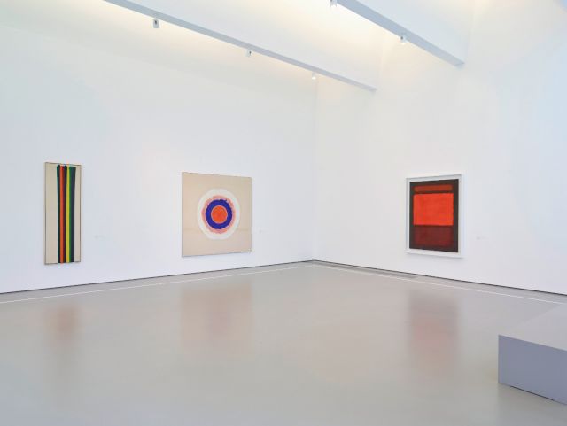 Exhibition view “Best of” with works by Morris Louis, Kenneth Noland and Mark Rothko, 2017. Photo: Daniel Scheffold