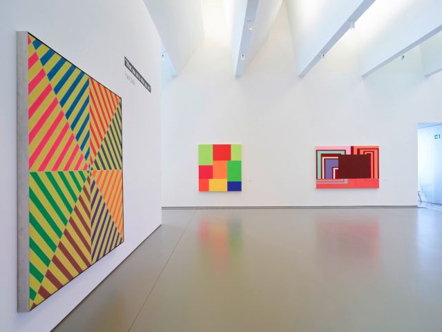 Exhibition view “A Matter of Pure Form” with works by Frank Stella and Peter Halley, 2022, Photo: Daniel Scheffold
